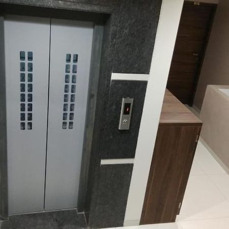 Hotel Rajlaxmi Grand Kolhapur Bagian luar foto