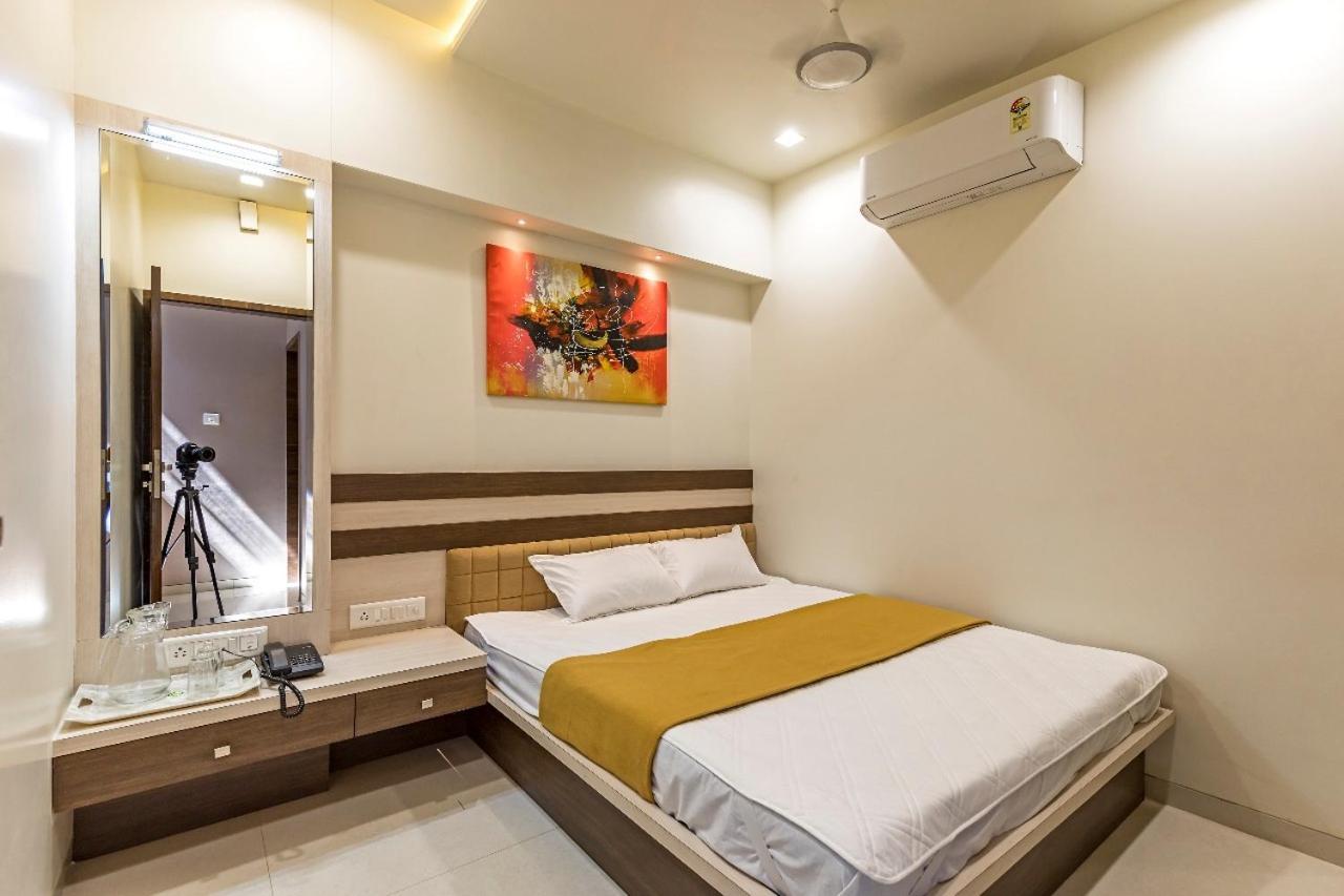 Hotel Rajlaxmi Grand Kolhapur Bagian luar foto