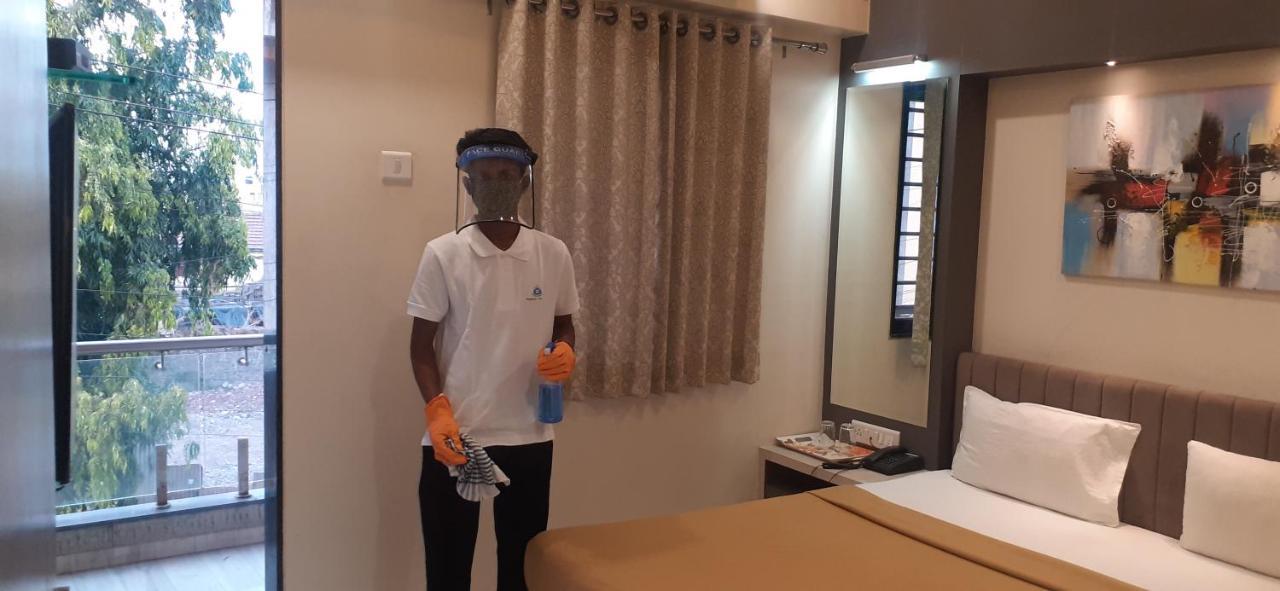 Hotel Rajlaxmi Grand Kolhapur Bagian luar foto