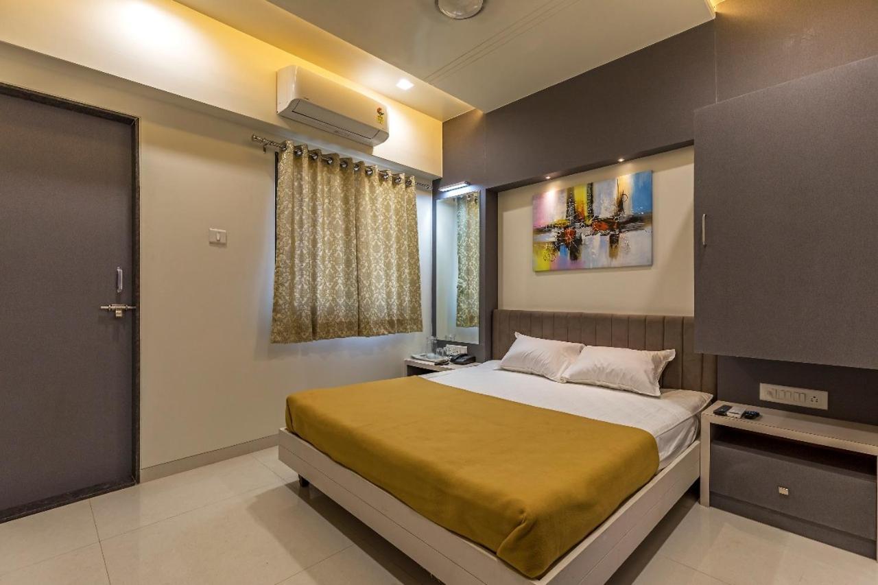Hotel Rajlaxmi Grand Kolhapur Bagian luar foto
